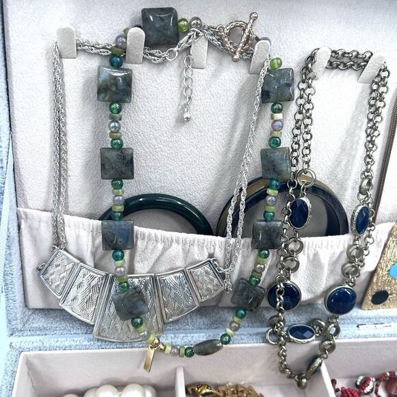 Vintage To Modern Costume Jewelry Mixed Lot Brooch Rings Necklace in Jewelry Box - Picture 12 of 14